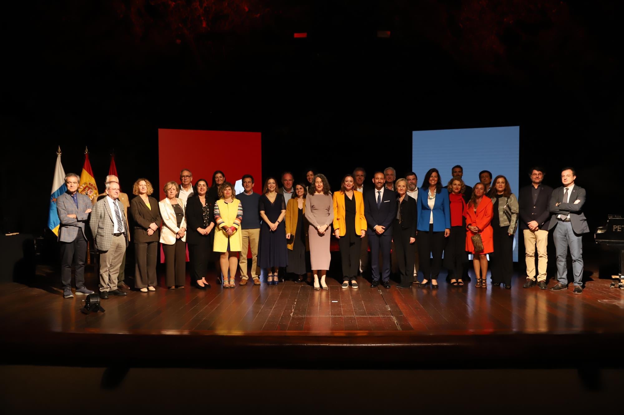 Los premiados, en el escenario de Jameos del Agua.