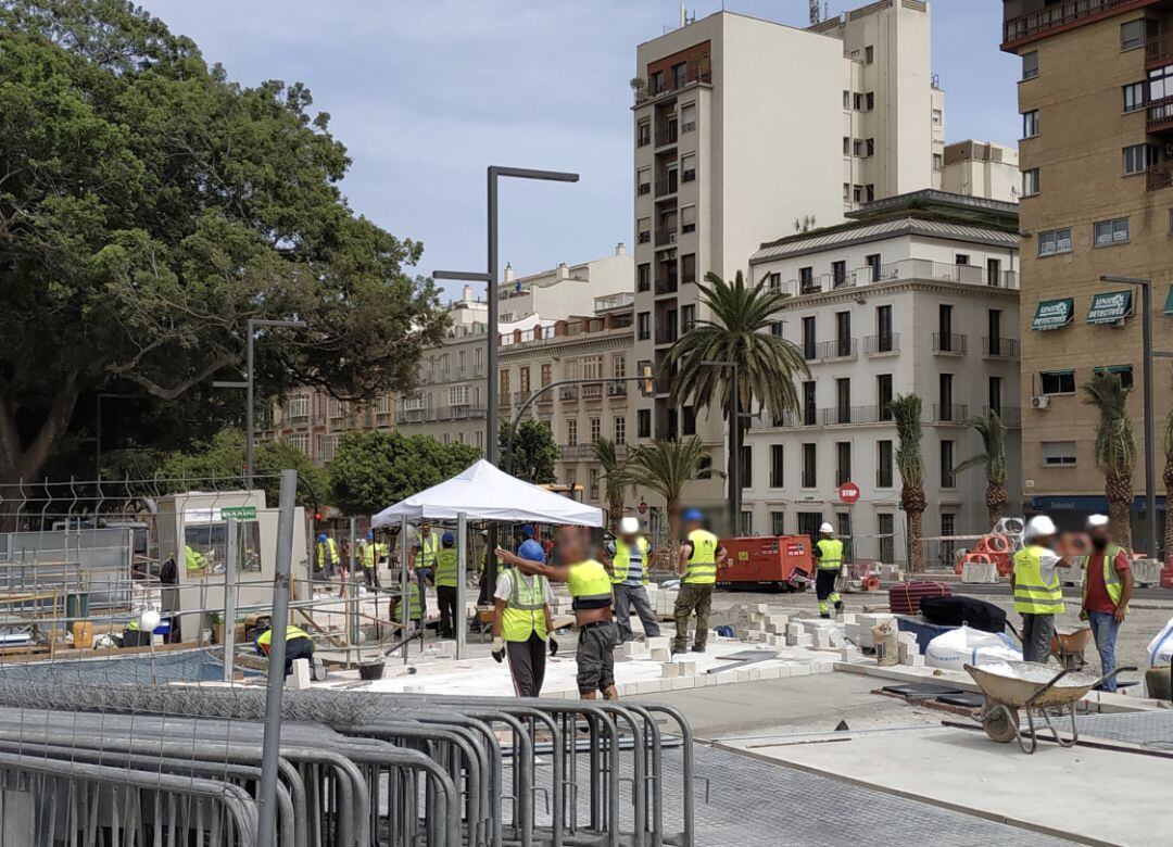 Obreros trabajando en las obras de la nueva Alameda Principal de Málaga a las tres de la tarde