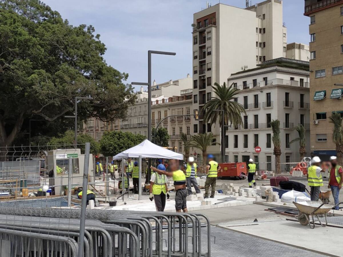 Obreros trabajan, a mediodía y con 40 grados, en las obras de la Alameda