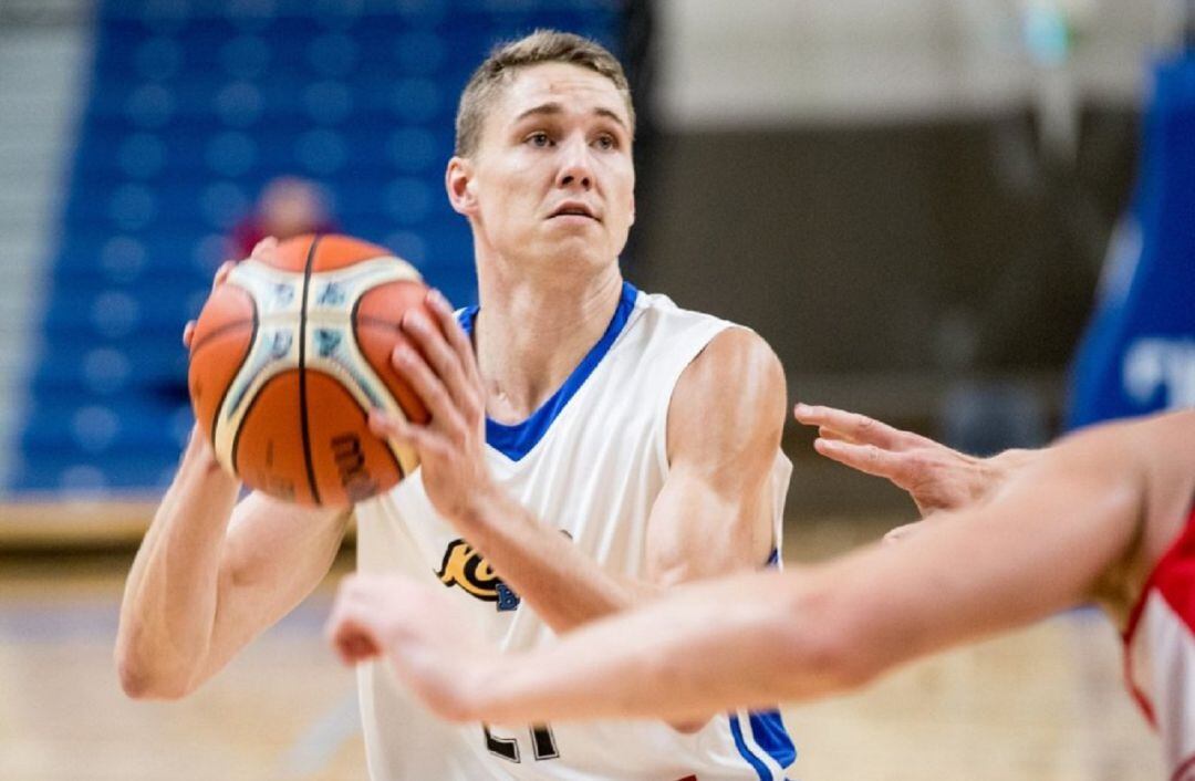 El internacional estonio llega este lunes a la isla