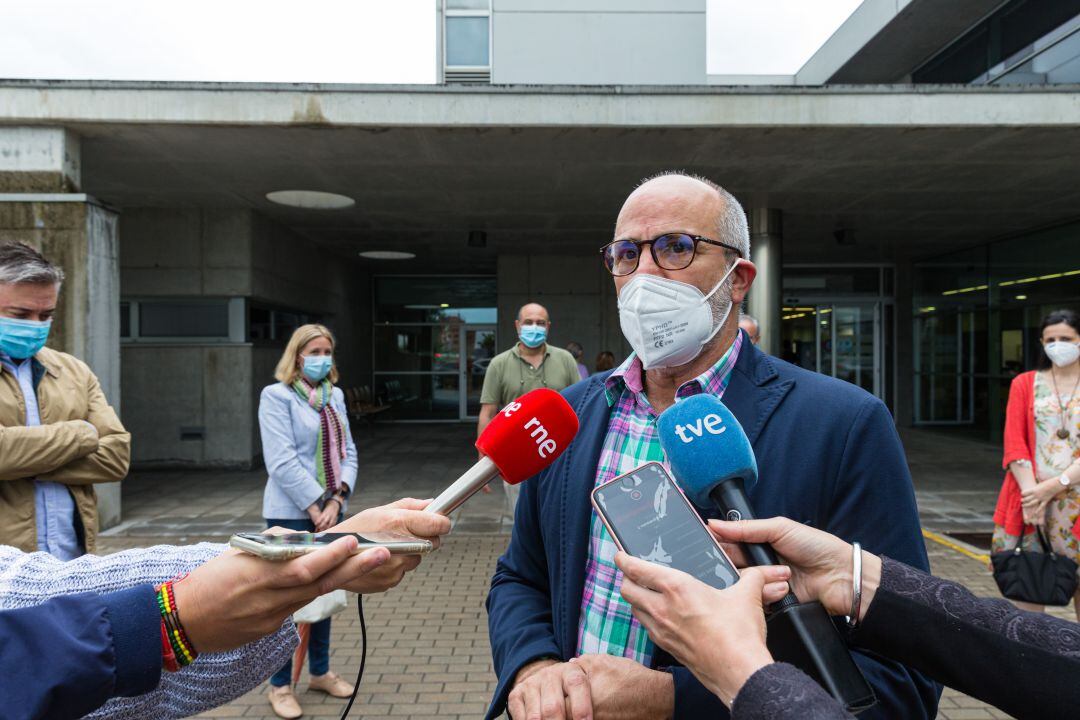 El consejero de Sanidad, Miguel Rodríguez, en las puertas del Centro de Salud Montaña, en Santander.