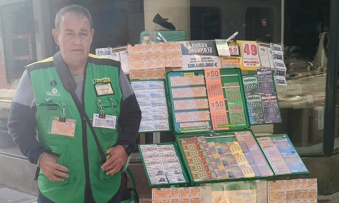 Antonio Moreno vendedor de la ONCE en La Línea