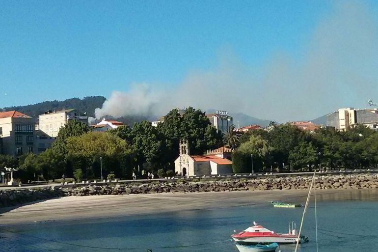 Imagen del fuego que asola Cangas