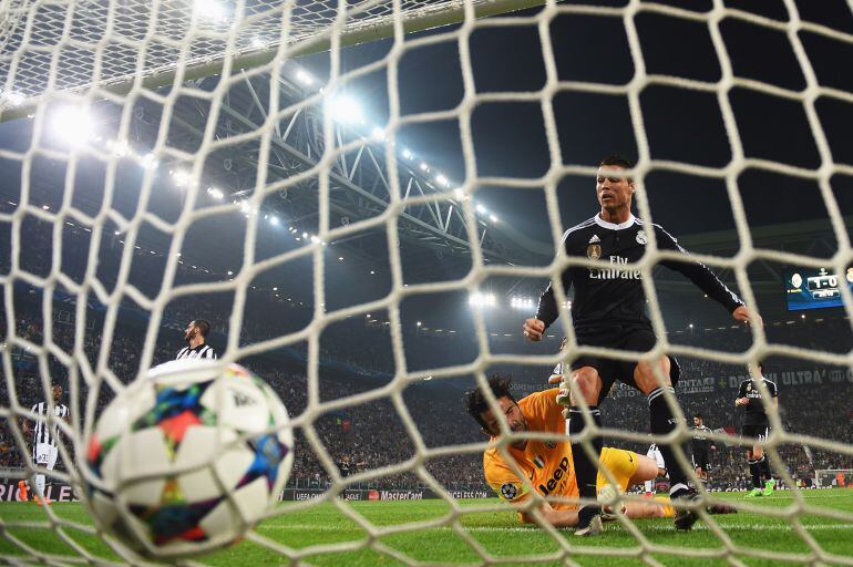 Cristiano hace un gol a Buffon