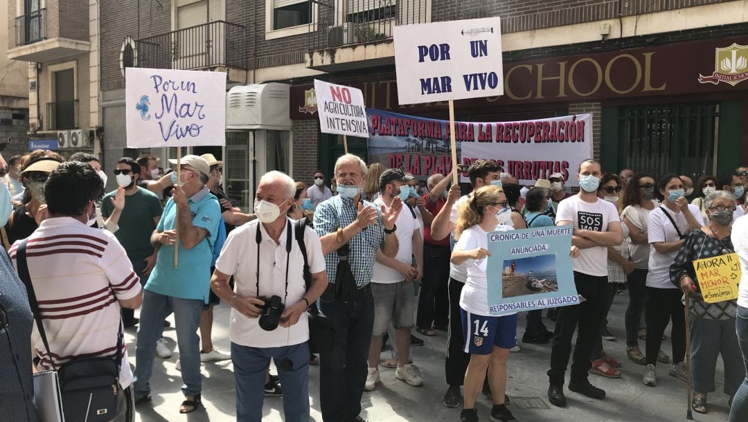 Manifestates a las puertas del Palacio de San Esteban