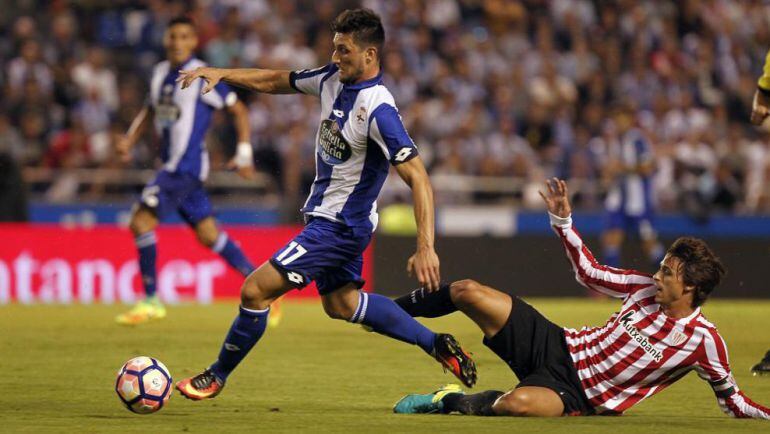 Borja Valle se anticipa a un jugador del Athlétic Club de Bilbao