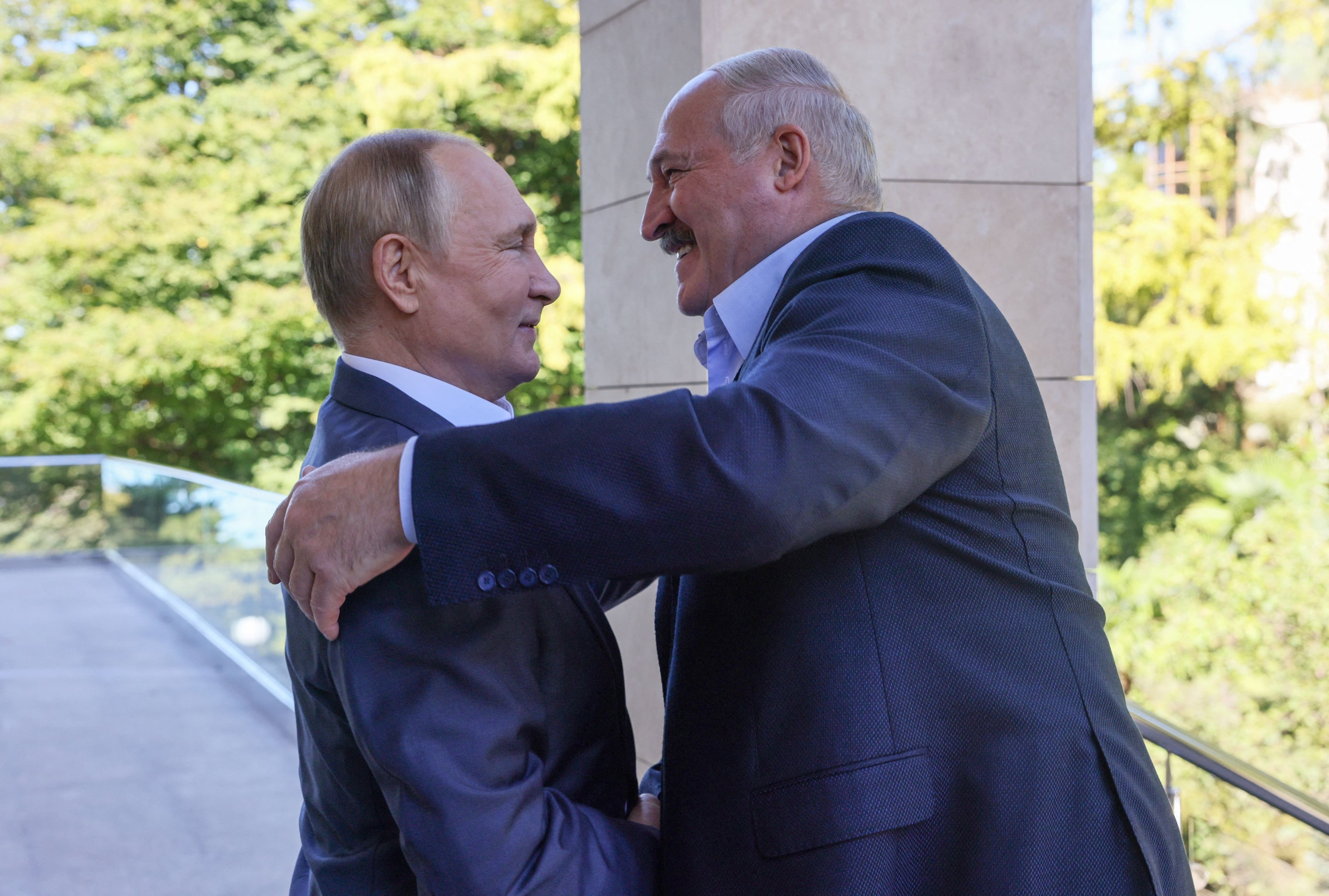 El presidente ruso, Vladimir Putin, se saluda con su homólogo bielorruso, Alenxandr Lukashenko, en septiembre de 2022