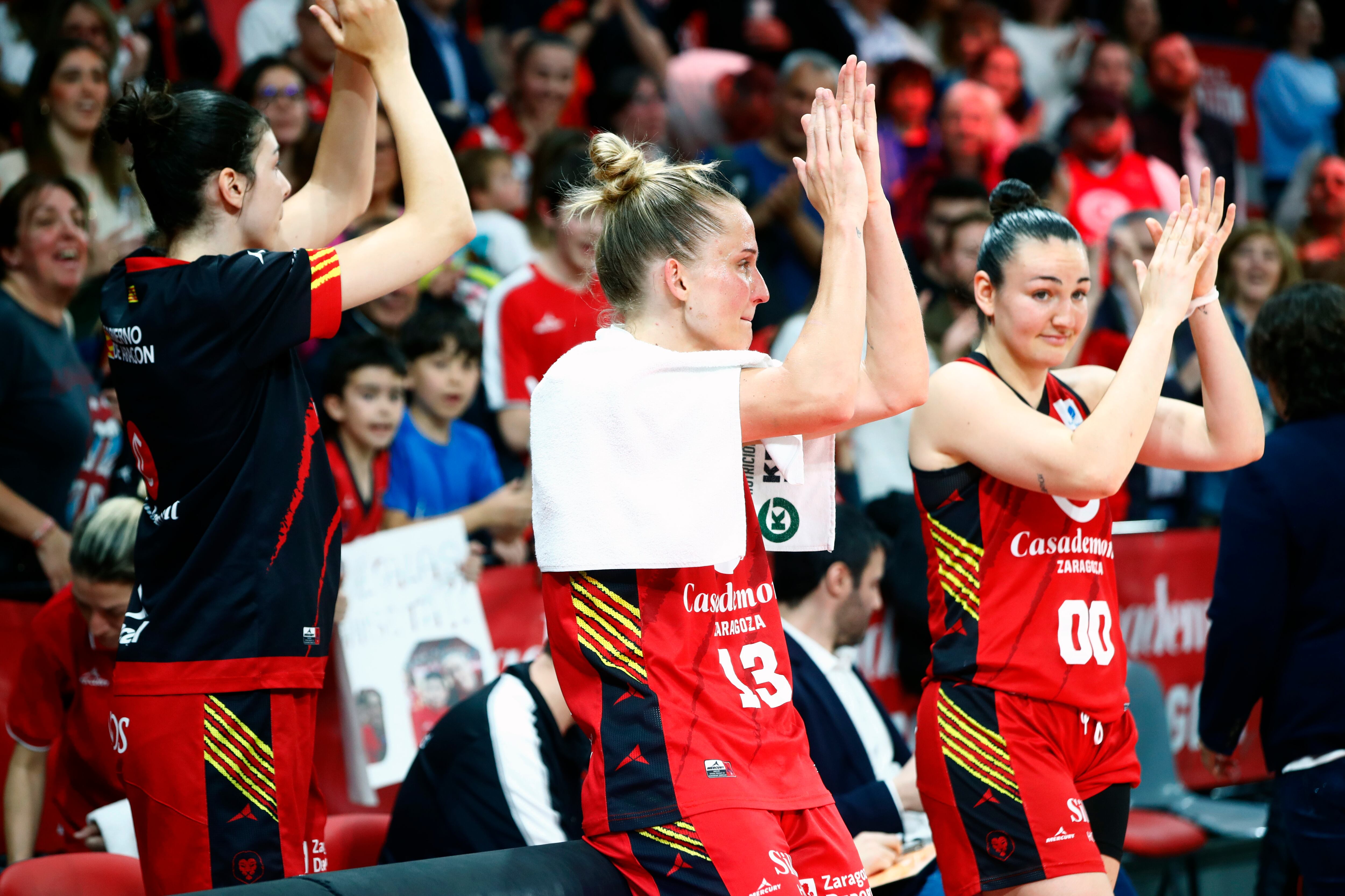 ZARAGOZA, 02/05/2024.- Las jugadoras del Casademont Zaragoza aplauden a su afición tras el encuentro correspondiente a las semifinales de la Liga F Endesa que han disputado hoy jueves Casademont Zaragoza y Valencia Basket en el pabellón Príncipe Felipe de Zaragoza. EFE / Javier Cebollada.
