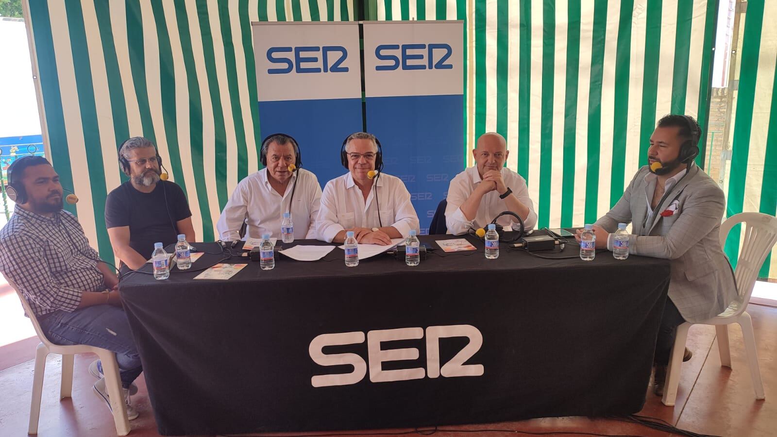 Salomón Hachuel con los invitados al programa en la Feria de Dos Hermanas 2023