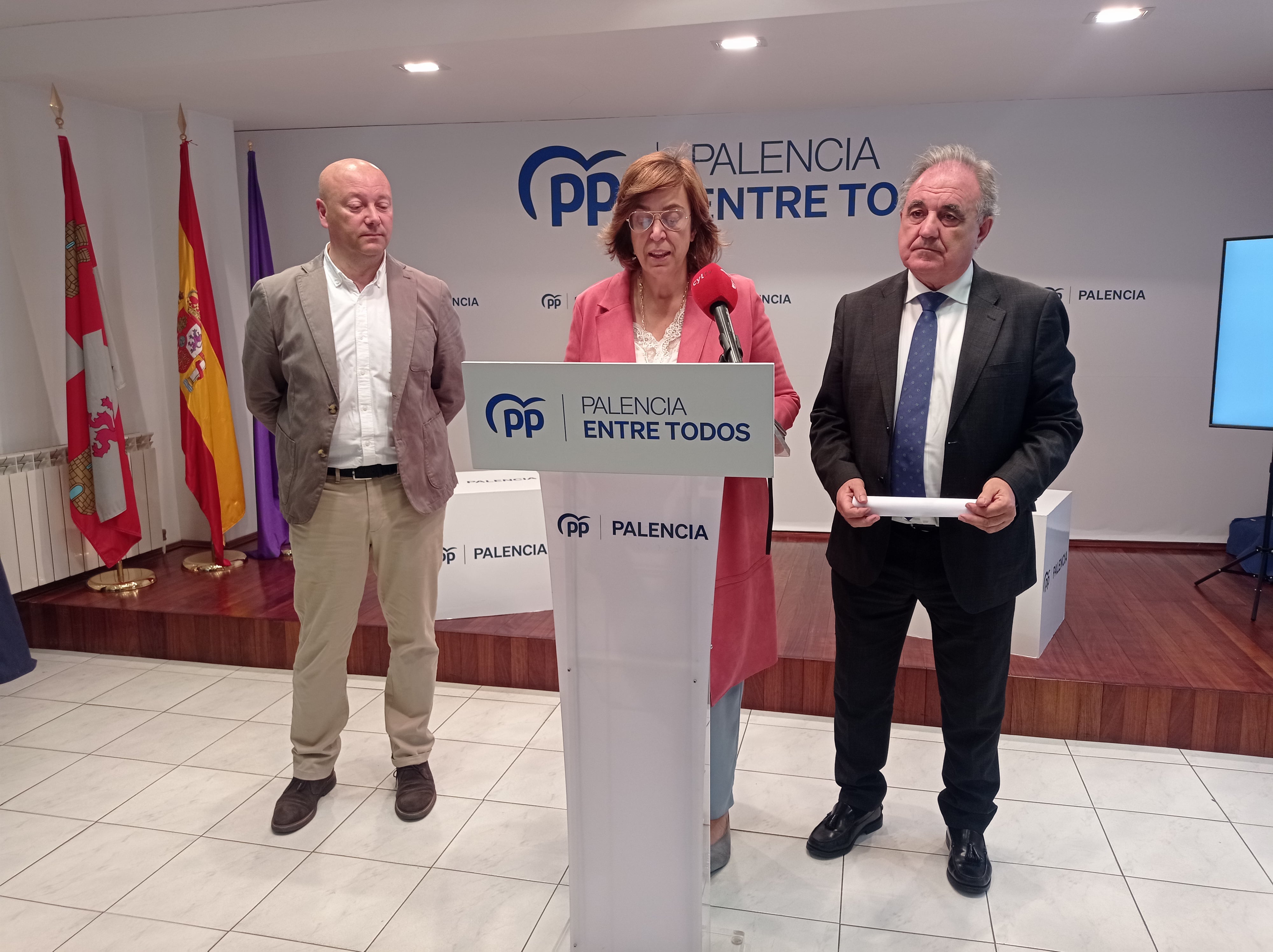 Luis Calderón, Ángeles Armisén y José Antonio Rubio en la sede del PP