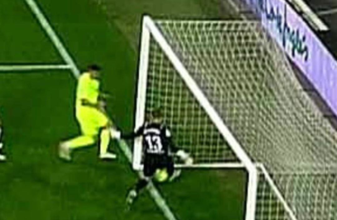 El 'gol fantasma' de Carrillo a Cillessen
