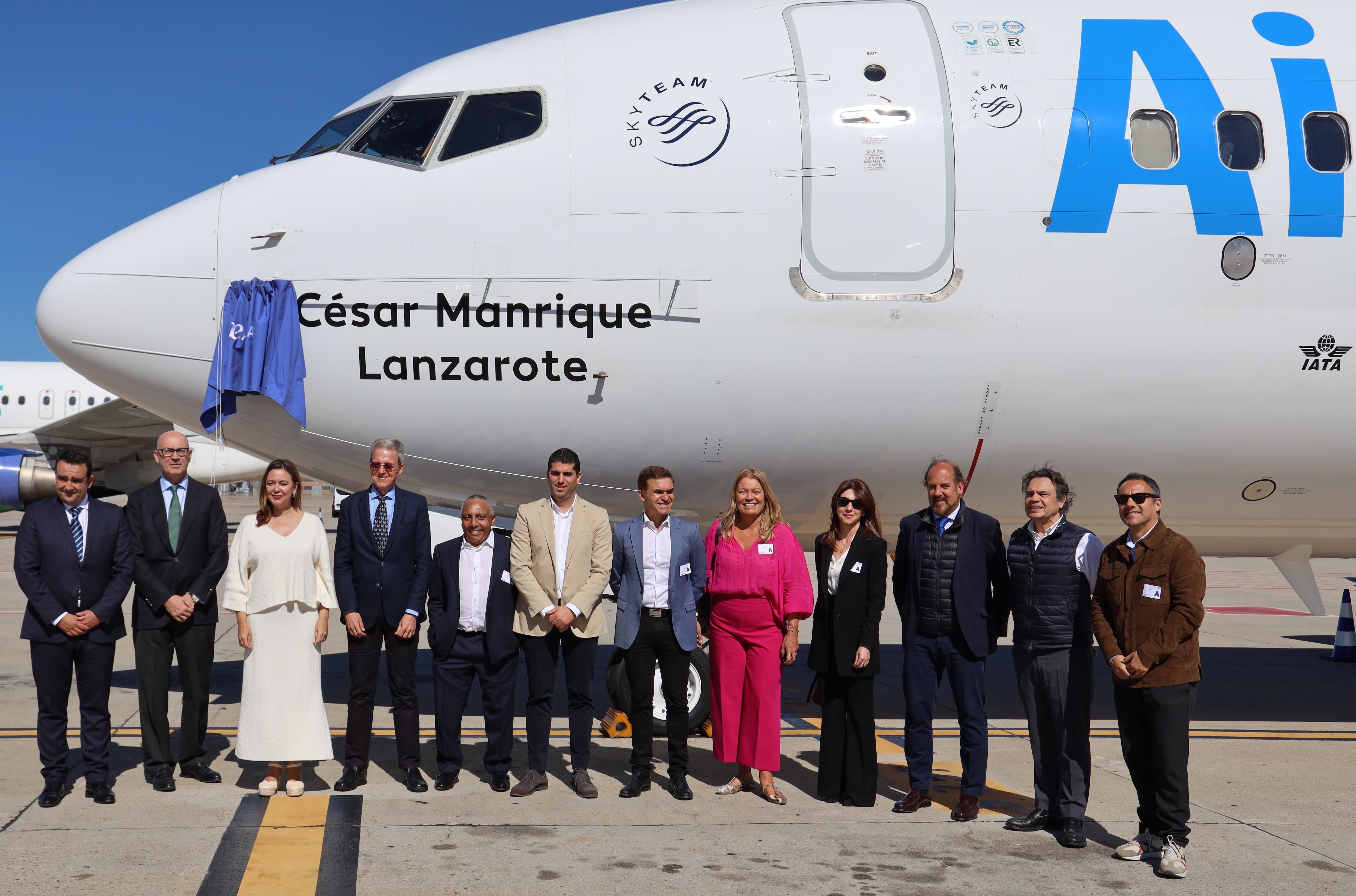 Autoridades lanzaroteñas junto al boeing 737 &#039;César Manrique&#039;.