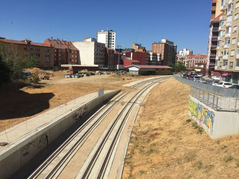 Hace ya siete años que se cerró el servicio de FEVE entre el centro de León y La Asunción