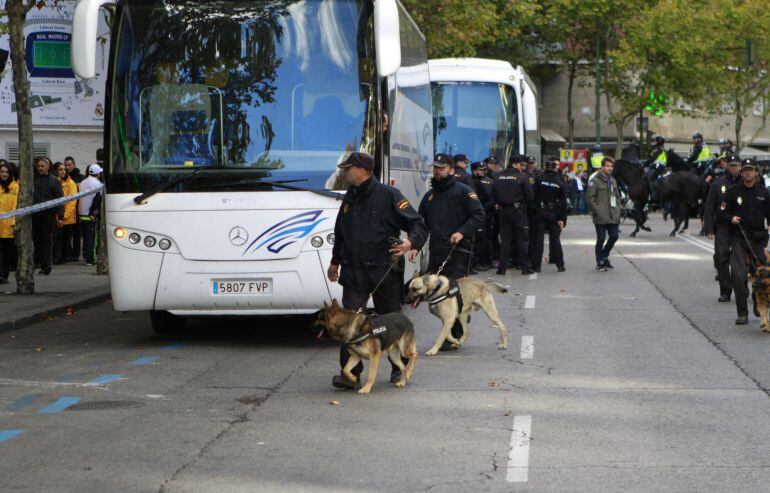 Efectivos policiales patrullan en los aledaños del Santiago Bernabeu antes del partido de liga que enfrenta al Real Madrid y Barcelona.