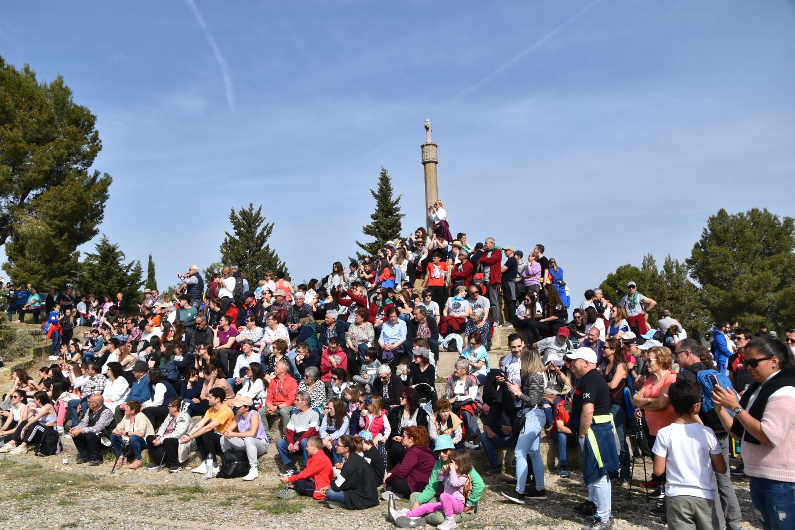 Miles de romeros participan el Lunes de Pascua en la romería a la Ermita de la Alegría de Monzón