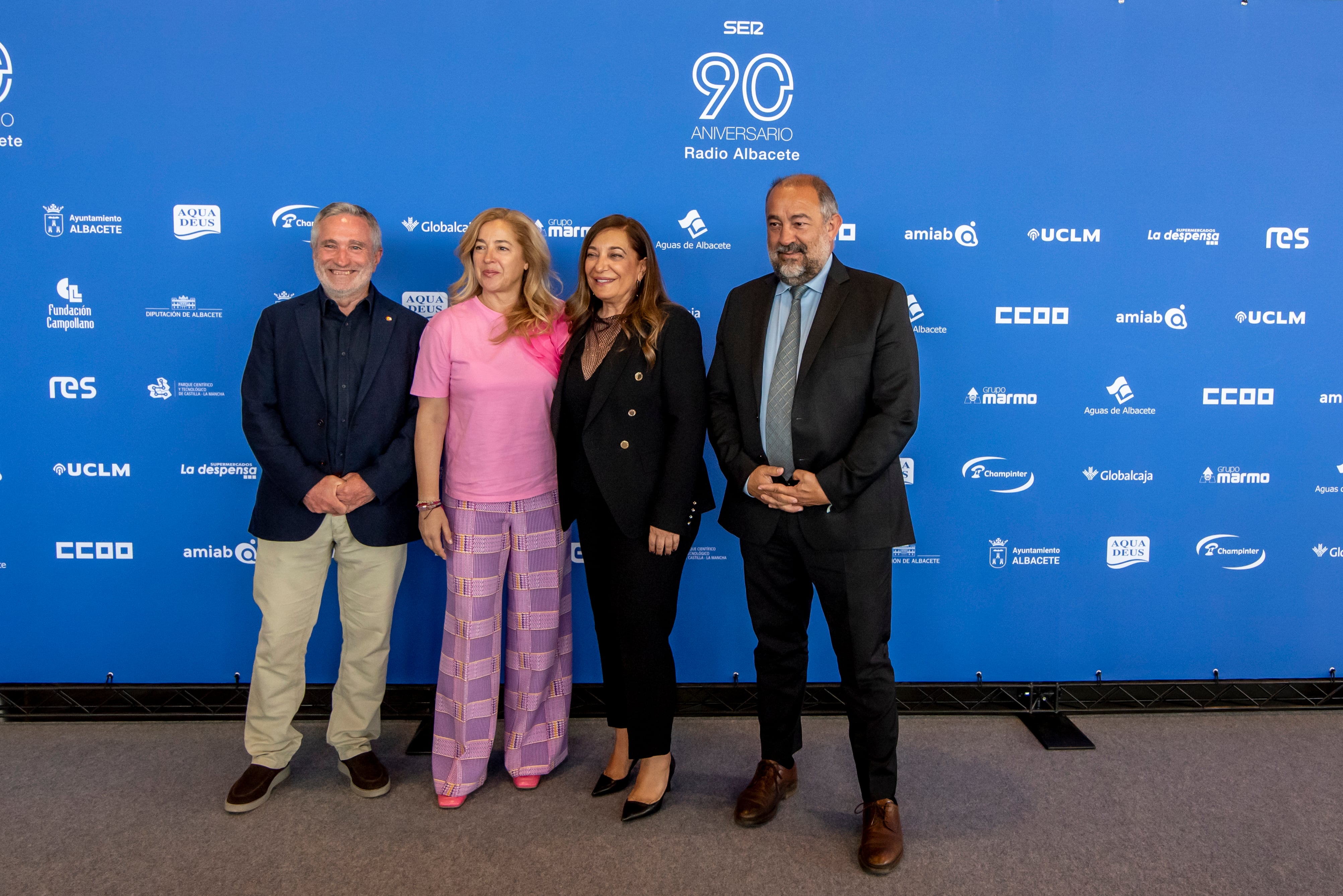 El subdelegado de Defensa en Albacete, Miguel Ángel de la Torre, la vicerrectora de Coordinación, Comunicación y Promoción de la Universidad de Castilla-La Mancha (UCLM), Leonor Gallardo, la directora de Radio Albacete, Justina Gómez, y el rector de la UCLM, Julián Garde.