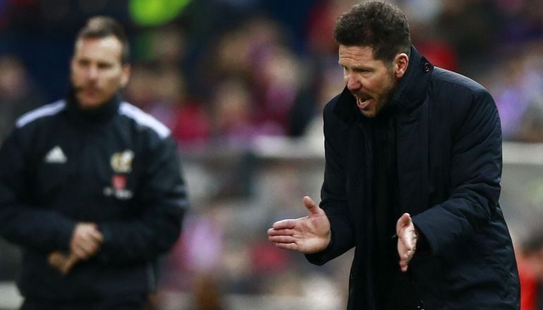 Diego Pablo Simeone da instrucciones en rueda de prensa