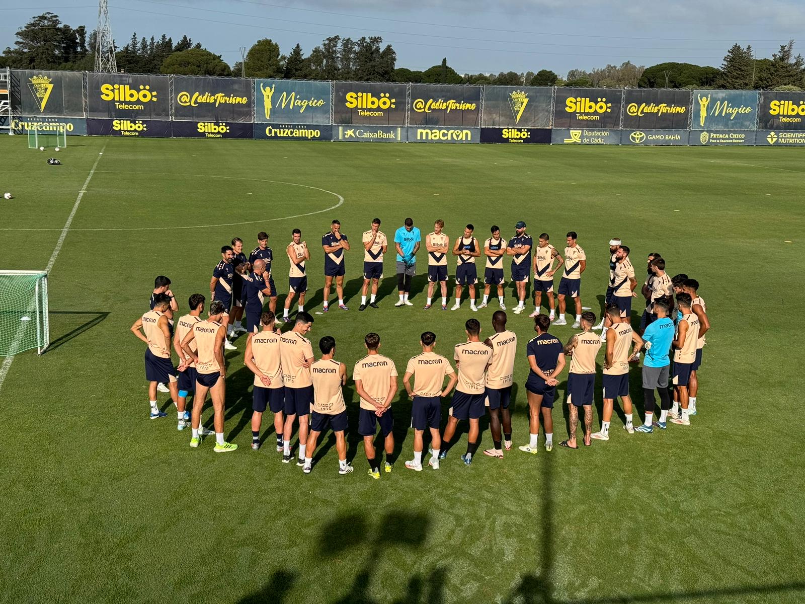 Jornada de trabajo matinal del Cádiz CF en la Ciudad Deportiva de El Rosal