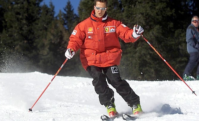 En una foto del año 2000, el piloto baja una pista esquiando en la tradicional semana en Madonna di Campliglio