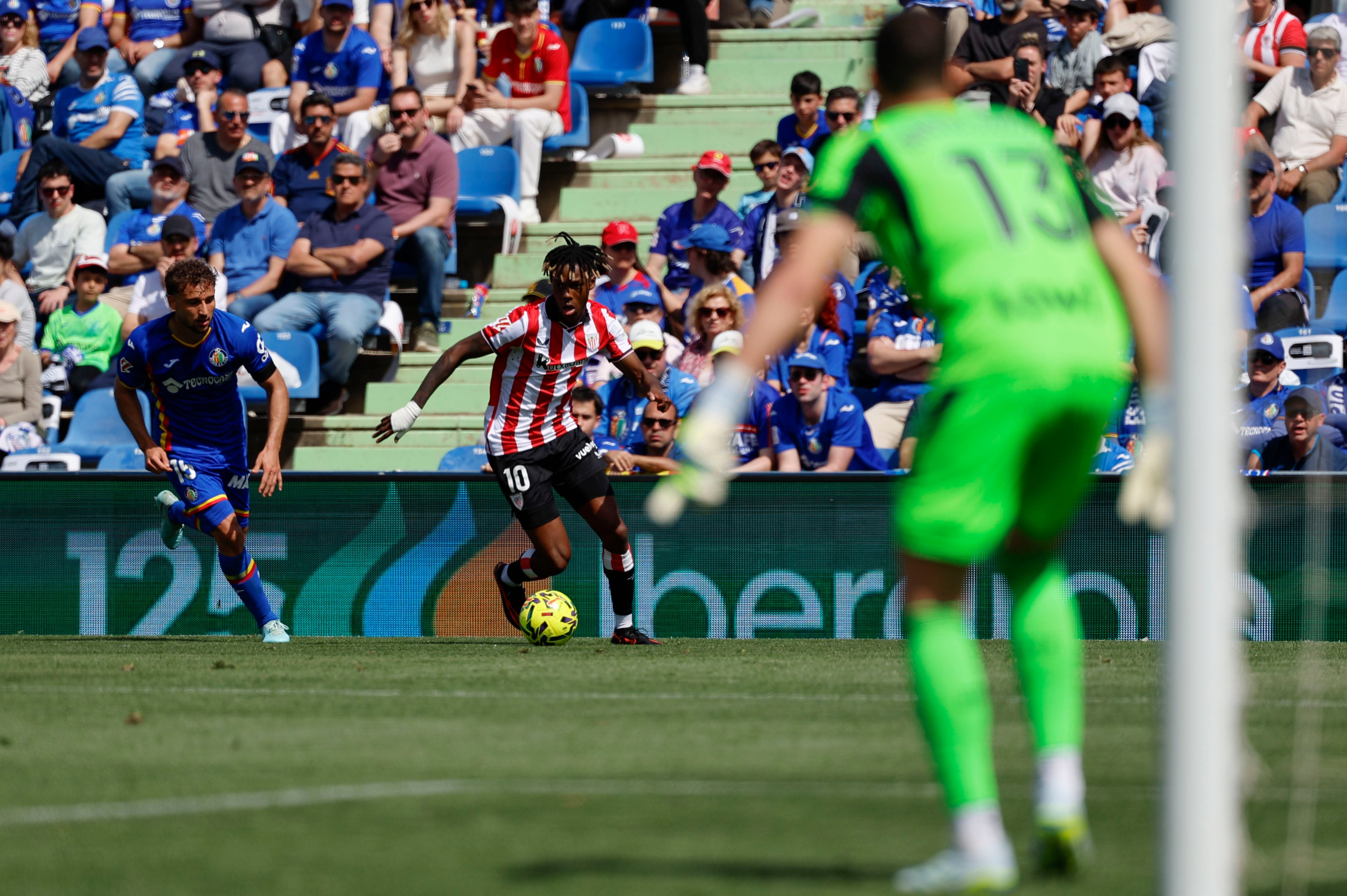 El delantero del Athletic Nico Williams (c) encara el área del Getafe durante el partido de este doimngo