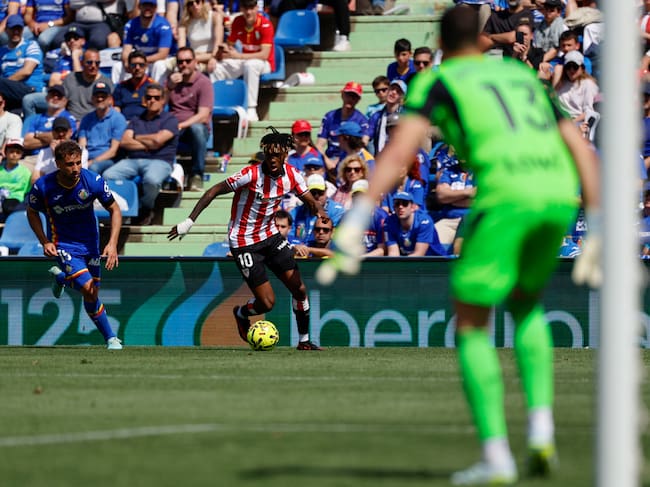 El delantero del Athletic Nico Williams (c) encara el área del Getafe durante el partido de este doimngo