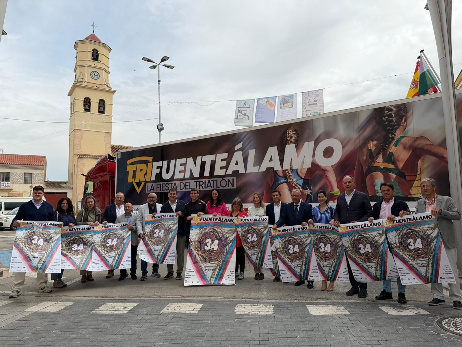 Foto de familia de los integrantes del Triatlón de Fuente Álamo junto a Mariano García
