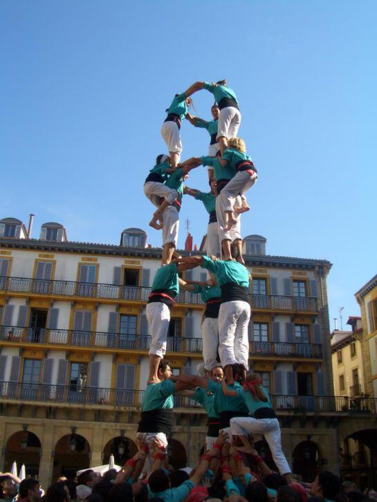 Casteller organizado por el Espai en la parte vieja donostiarra