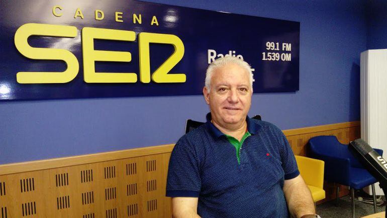 El doctor Paulino Vázquez en los estudios de Radio Elche Cadena SER