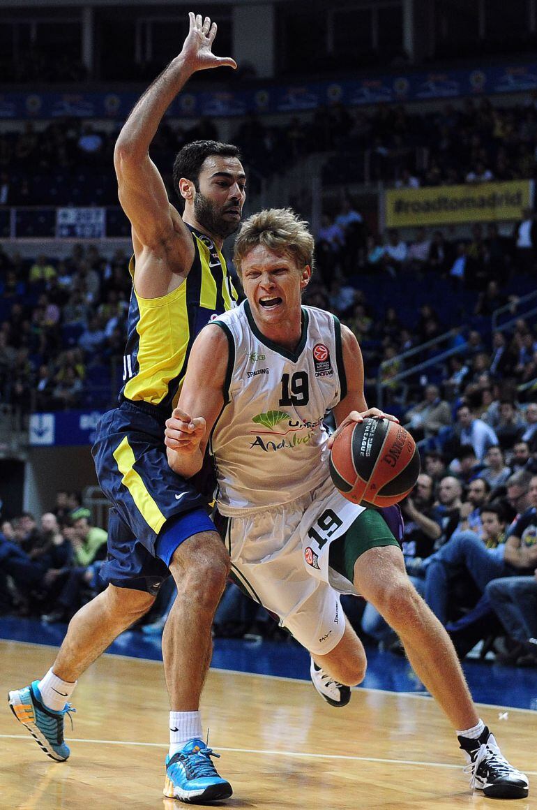 Kuzminskas intenta una penetración a canasta ante el jugador del Fenerbahce Cetin