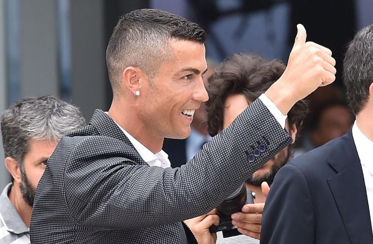 El portugués Cristiano Ronaldo saluda a su llegada al J Medical, la clínica de propiedad del Juventus, para someterse al reconocimiento médico previo a la formalización de su fichaje por el conjunto turinés