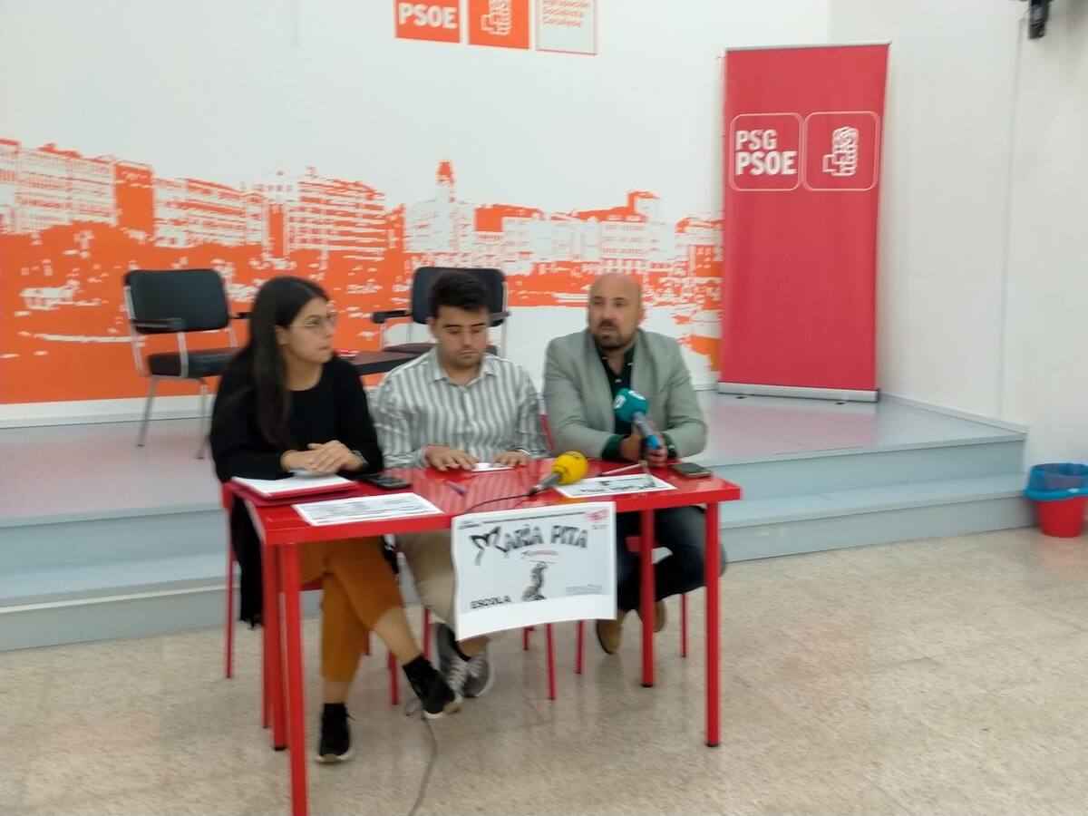 Xuventudes Socialistas recogen firmas en A Coruña en demanda de mejoras en los buses interurbanos