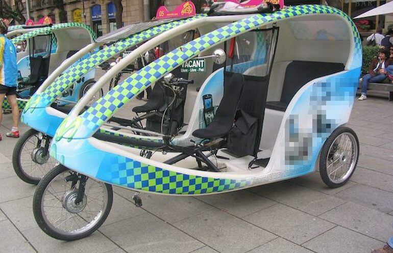 Dos 'trixis' elèctrics als carrers de Barcelona