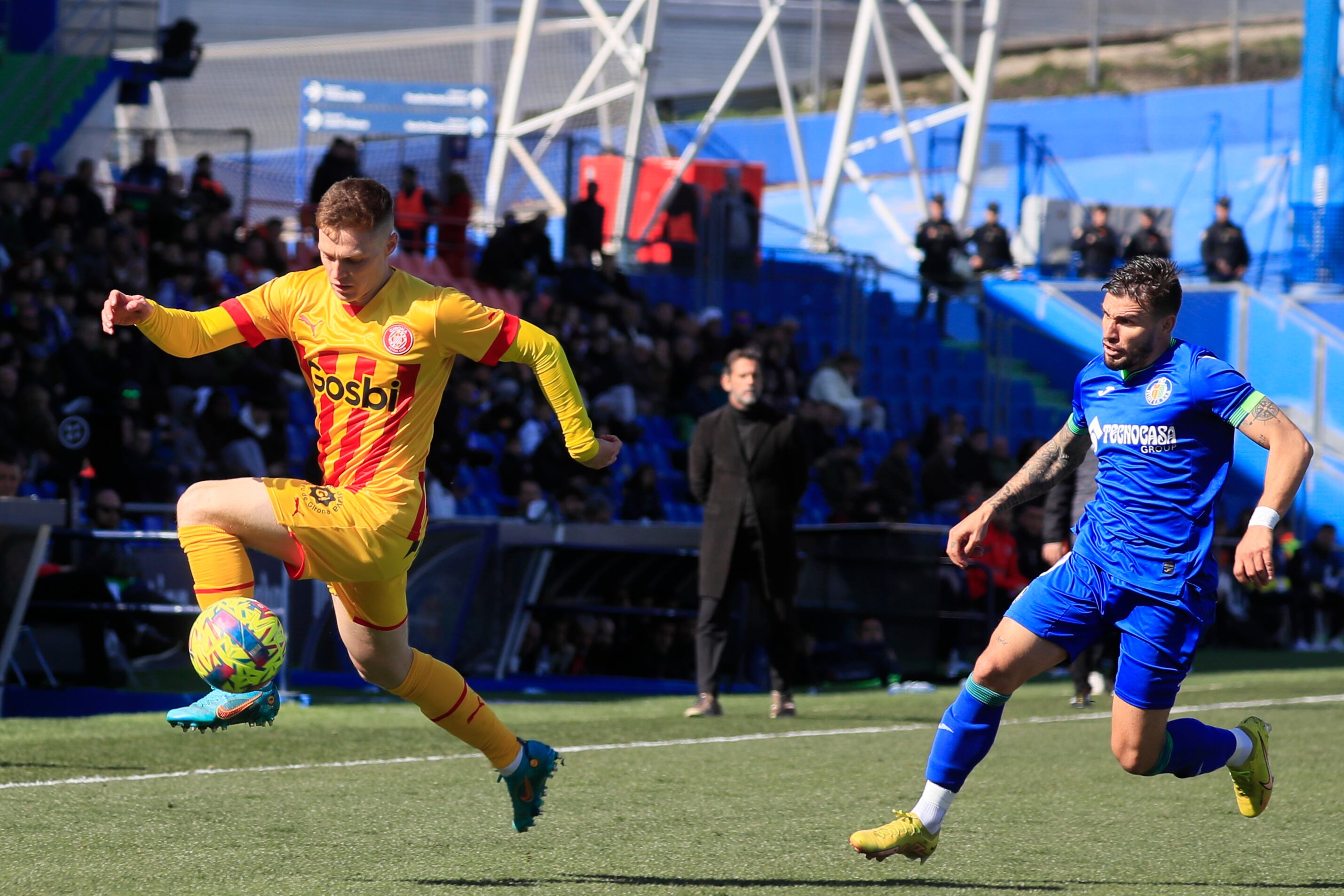 MADRID, 04/03/2023.- El delantero del Getafe FC &#039;Portu&#039; (d) pelea una posesión ante el extremo ucraniano del Girona FC Viktor Tsygankov durante un encuentro correspondiente a la jornada 24 de LaLiga Santander disputado este sábado entre Getafe FC y Girona FC en el Coliseum Alfonso Pérez de Getafe. EFE/ Fernando Alvarado
