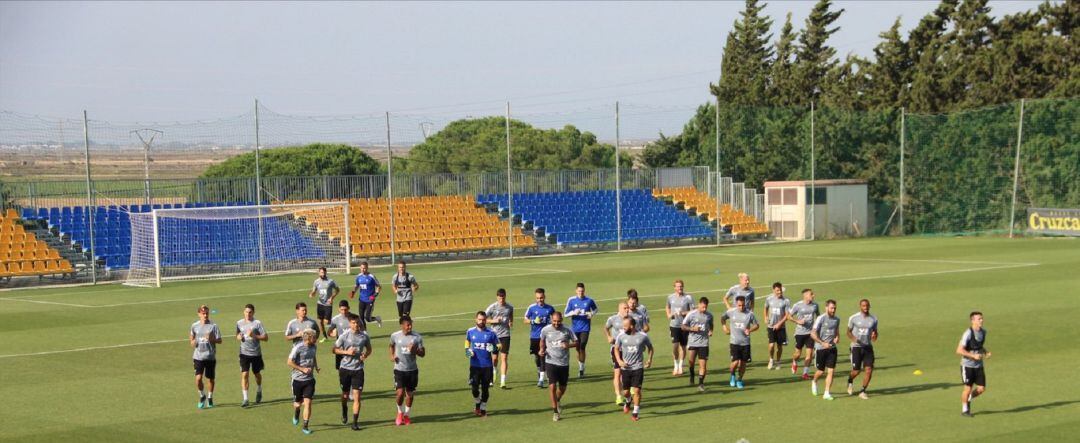 El Cádiz vuelve a entrenar en grupo completo
