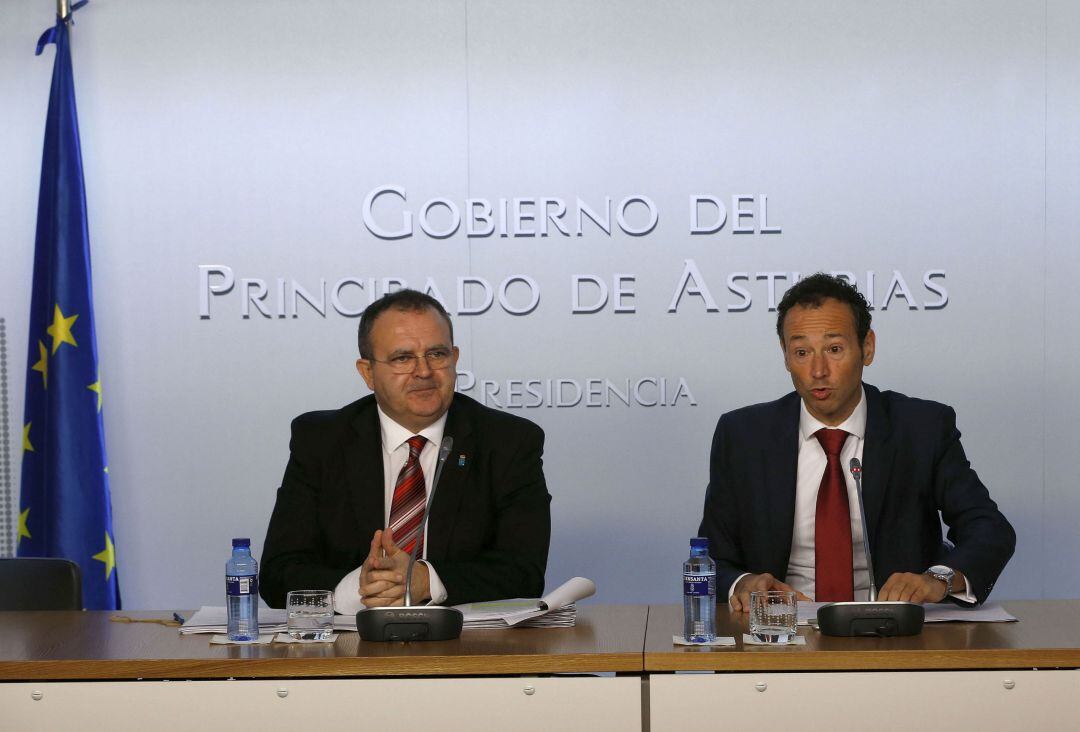 El consejero Pola (a la izquierda) confía en el compromiso del gobierno central pero reconoce que no ha habido noticias de Madrid. le acompaña el portavoz del consejo de Gobierno, Guillermo Martínez.