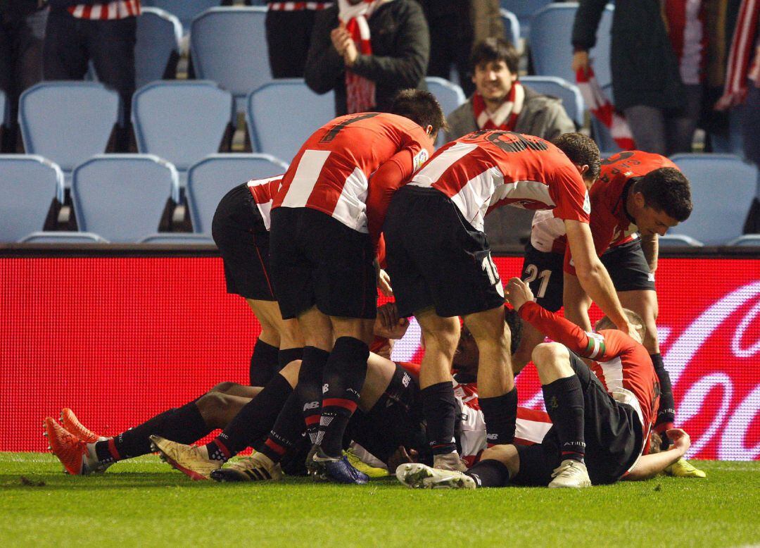 Los jugadores del Athletic de Bilbao celebran el gol de Iñaki Williams, segundo del equipo ante el Celta de Vigo, en el partido de Liga en Primera División que se disputa esta noche en el estadio de Balaídos