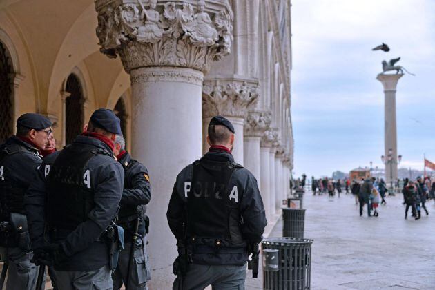 Varios policías vigilan delante del palacio Ducal, junto a la plaza de San Marcos.