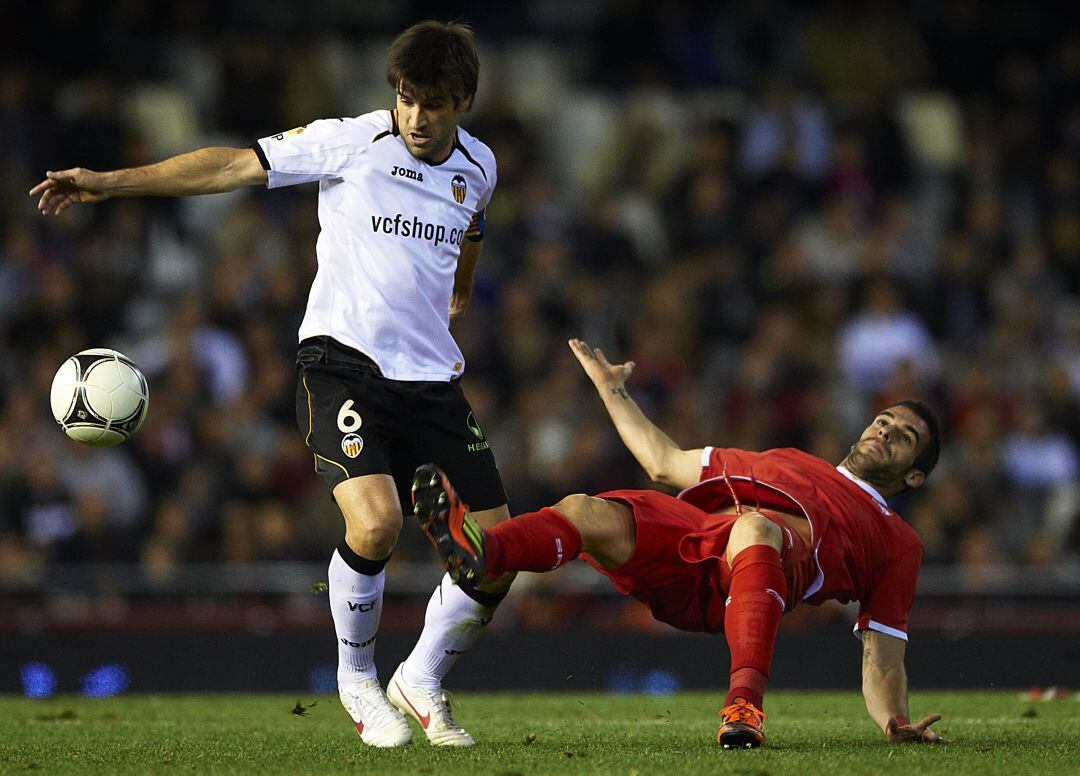 Albelda y Negredo pugnan por un balón en el partido de ida de los octavos de final de la Copa del Rey de la temporada 11-12 disputado en Mestalla