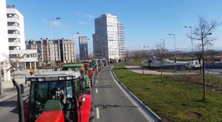 Tractorada en Vitoria contra el TAV a Pamplona