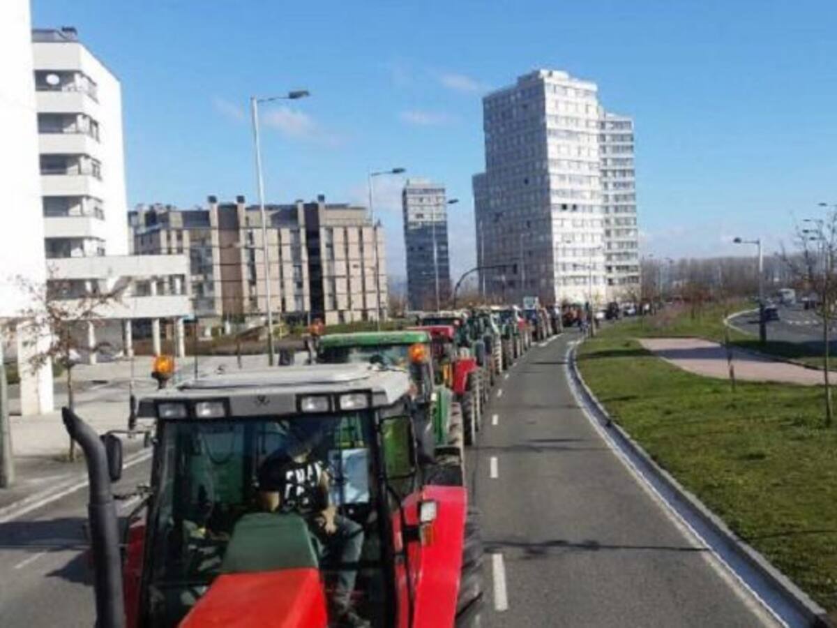 Tractorada en Vitoria contra la conexión de alta velocidad con Pamplona