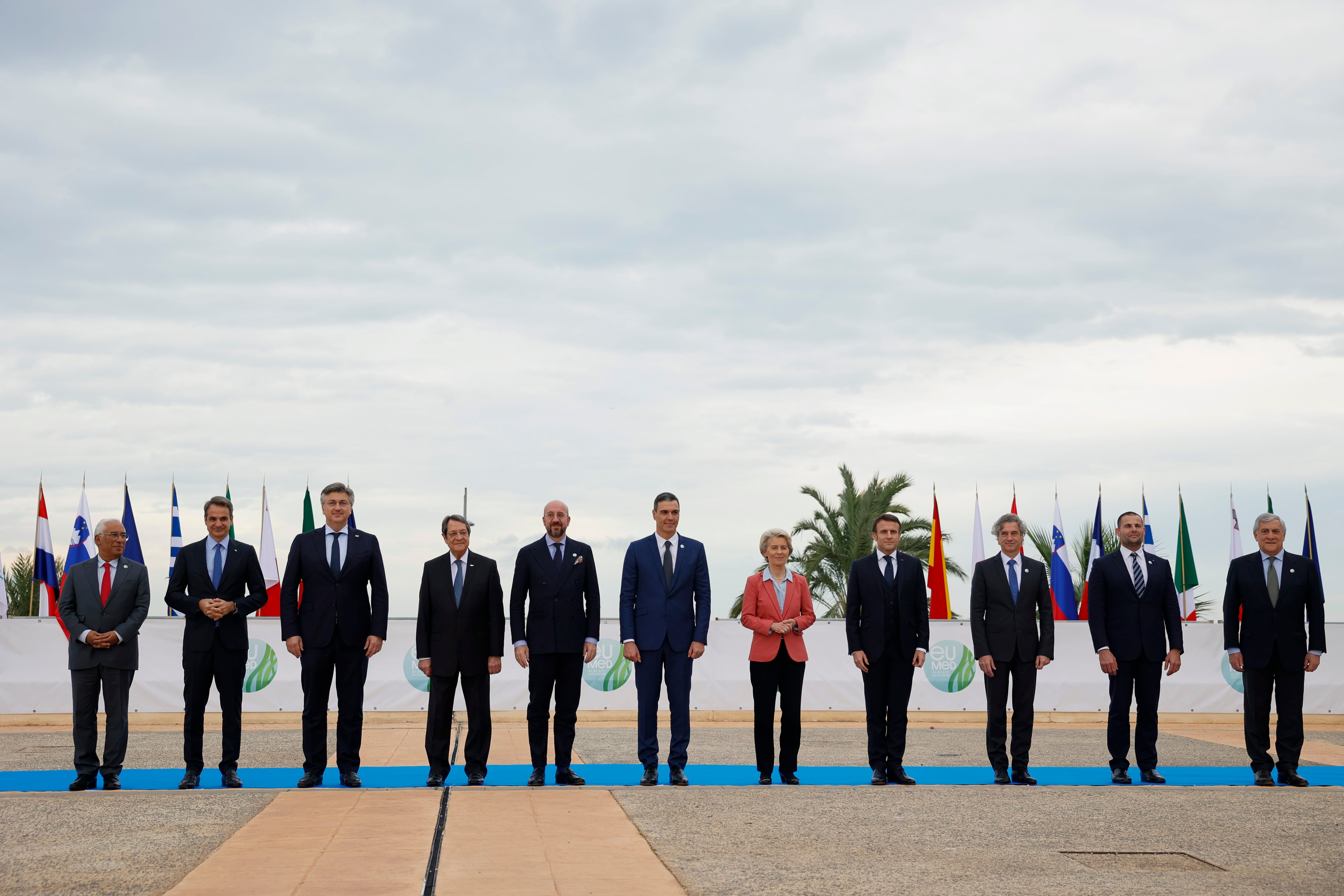 El presidente del Gobierno, Pedro Sánchez (c), y la presidenta de la Comisión Europea, Ursula von der Leyen, posan junto al resto de líderes en la foto de familia de la novena edición de la Cumbre Euromediterránea de jefes de gobierno y Estado