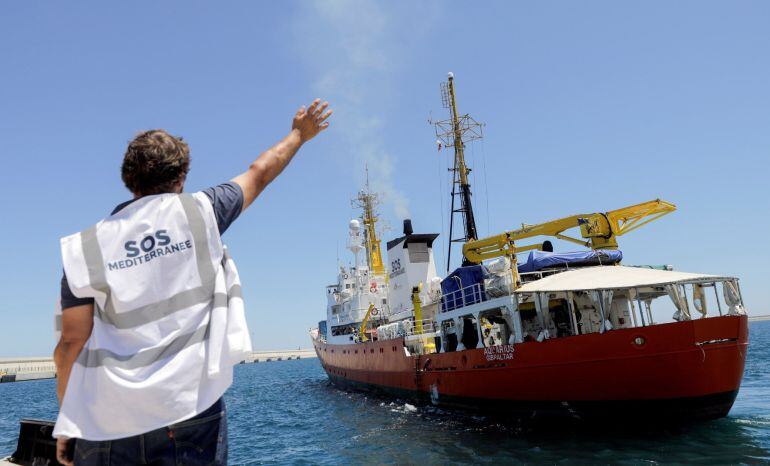  Un miembro de Médicos sin Fronteras despide al barco de rescate &quot;Aquarius&quot; que ha partido hoy del puerto de València. 