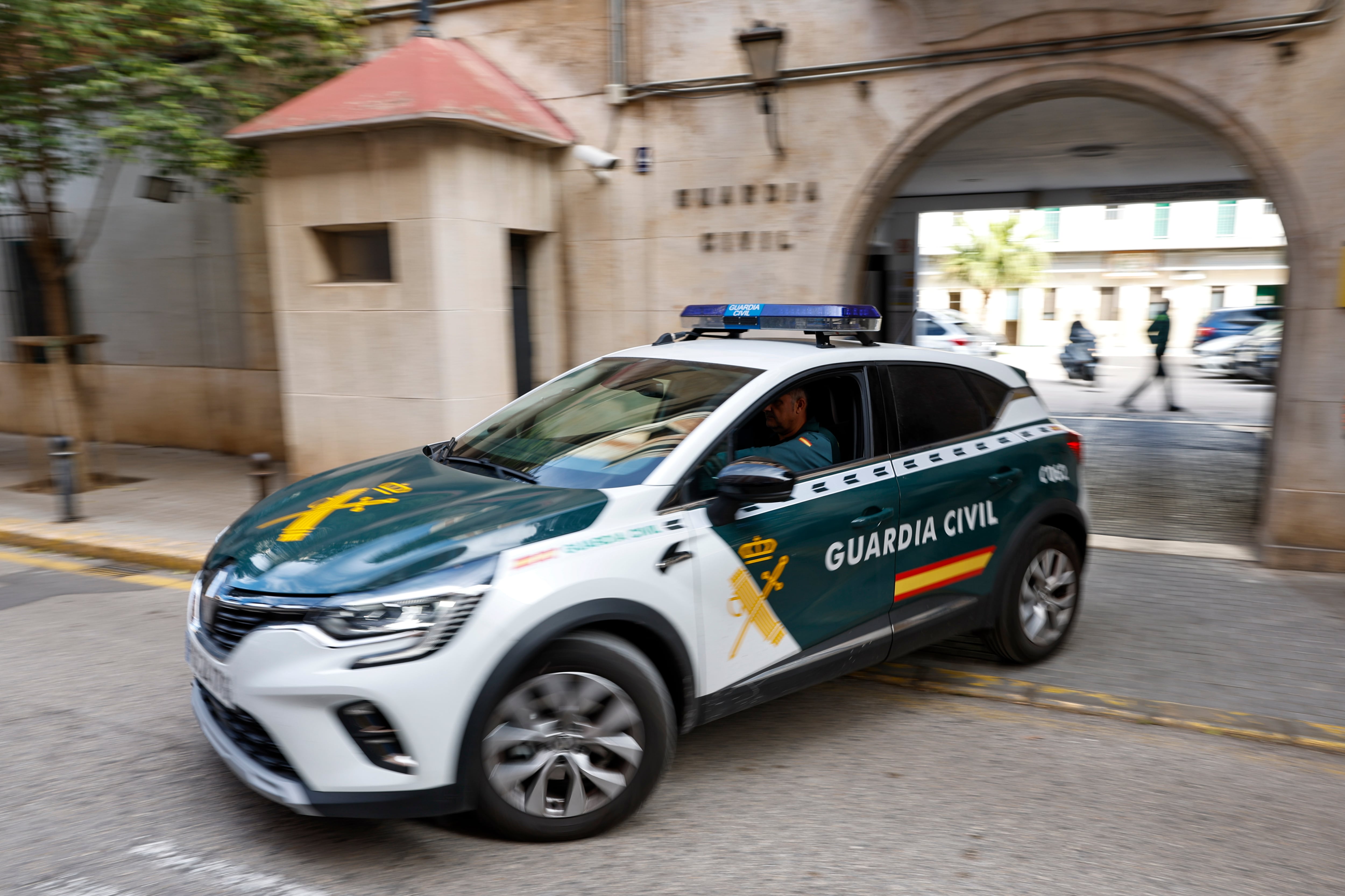 Un coche de la Guardia Civil sale de la comandancia de València