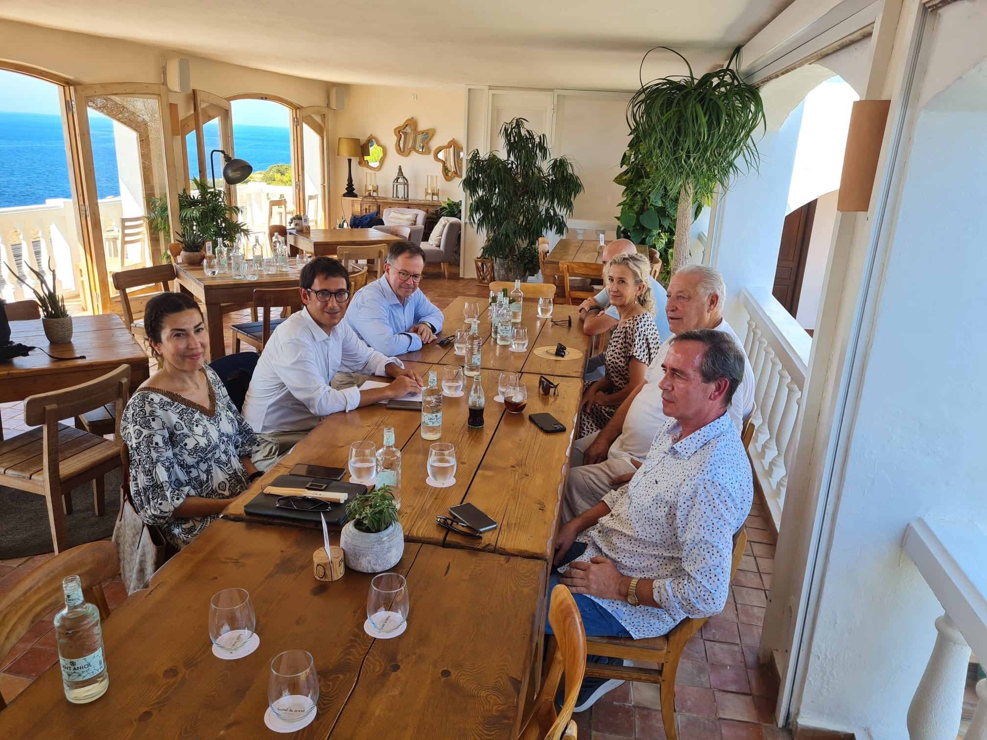 Un momento durante la reunión de Negueruela con los empresarios del sector turístico