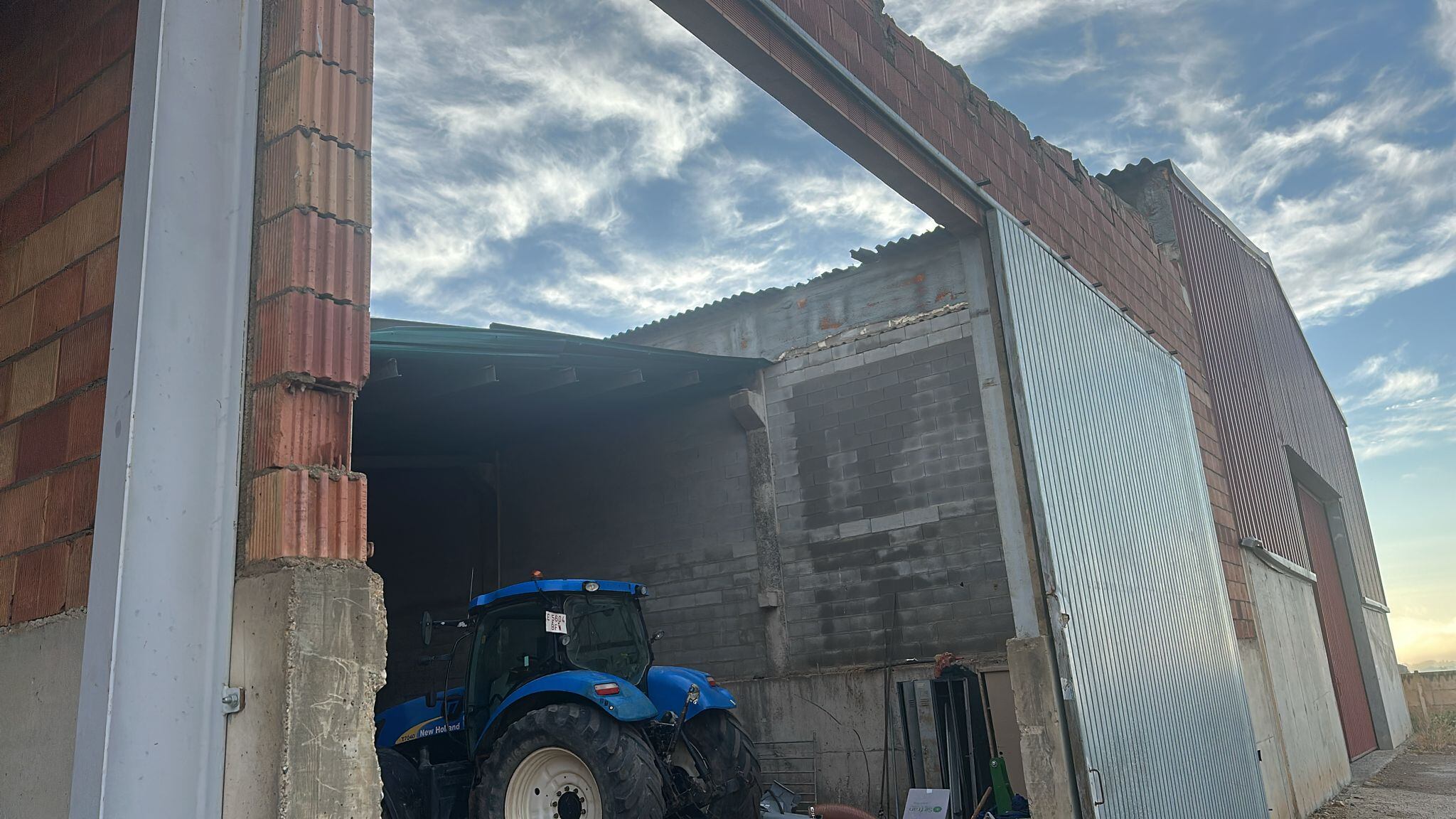 Las fuertes tormentas arrancan tejados en las naves agrícolas.