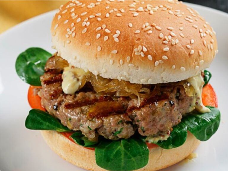 Hamburguesa de cordero con cebolla caramelizada