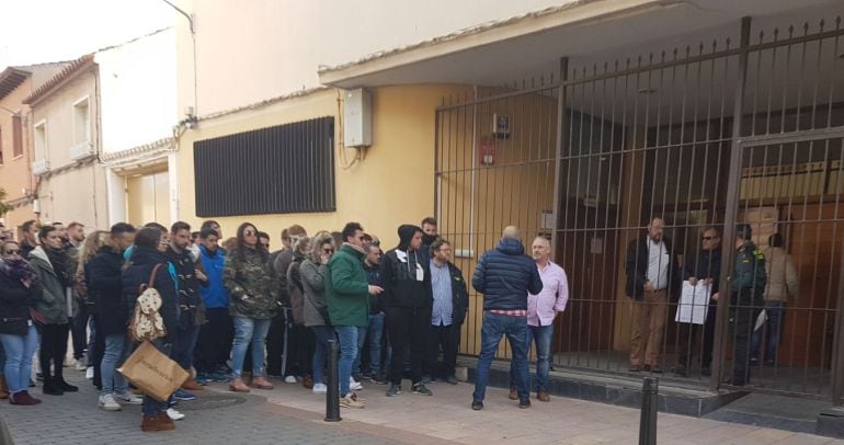 Vecinos y amigos de Gonzalo Buján se concentraron a las puertas de los juzgados durante la declaración de los detenidos