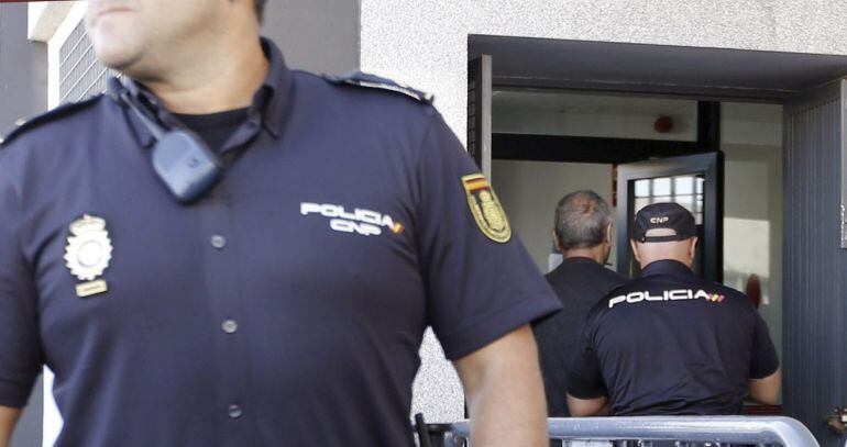 Agentes de la Policía trasladan al conocido como el &#039;Dioni de Almensilla&#039; (c) a prestar declaración al Juzgado de Instrucción número 1 de Coria del Río (Sevilla), tras ser detenido en el aeropuerto de Barajas después de ser deportado por la República Domi