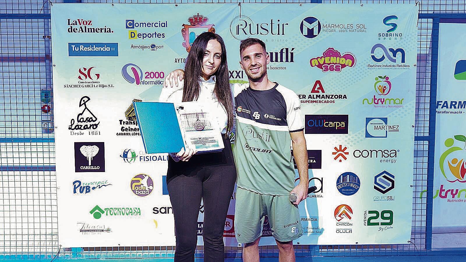 Carmen María GarcÍa, de la empresa Mármoles Sol, en la foto con Kike Martos por su colaboración.