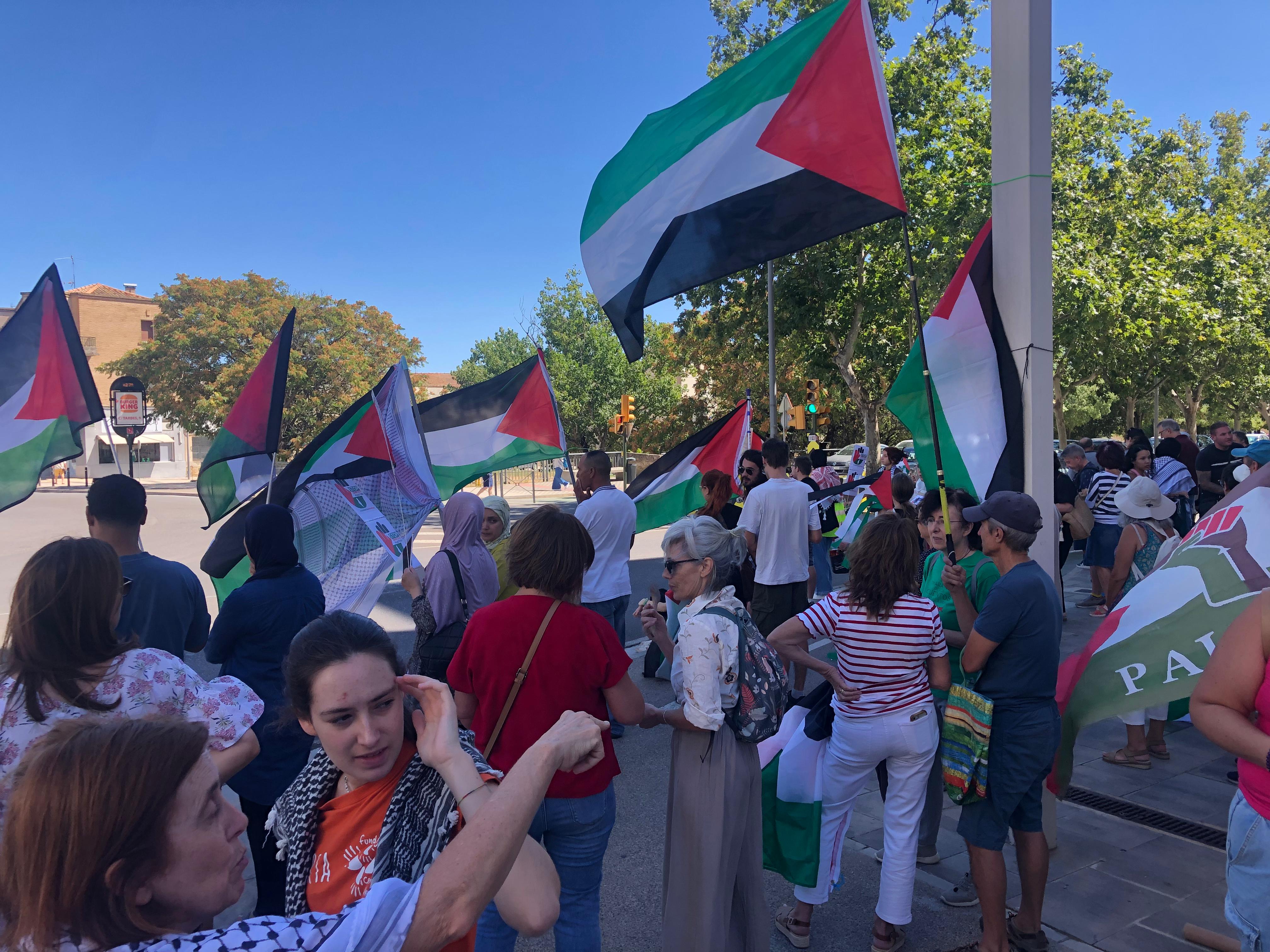 Protestas con las banderas de Palestina en Huesca durante La Vuelta Ciclista este sábado.